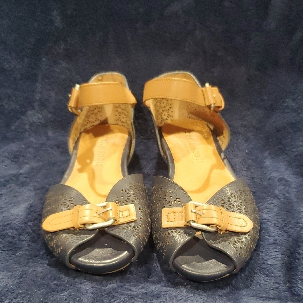 Gentle Souls By Kenneth Cole Navy and Tan Bessie Leather Buckle Flats